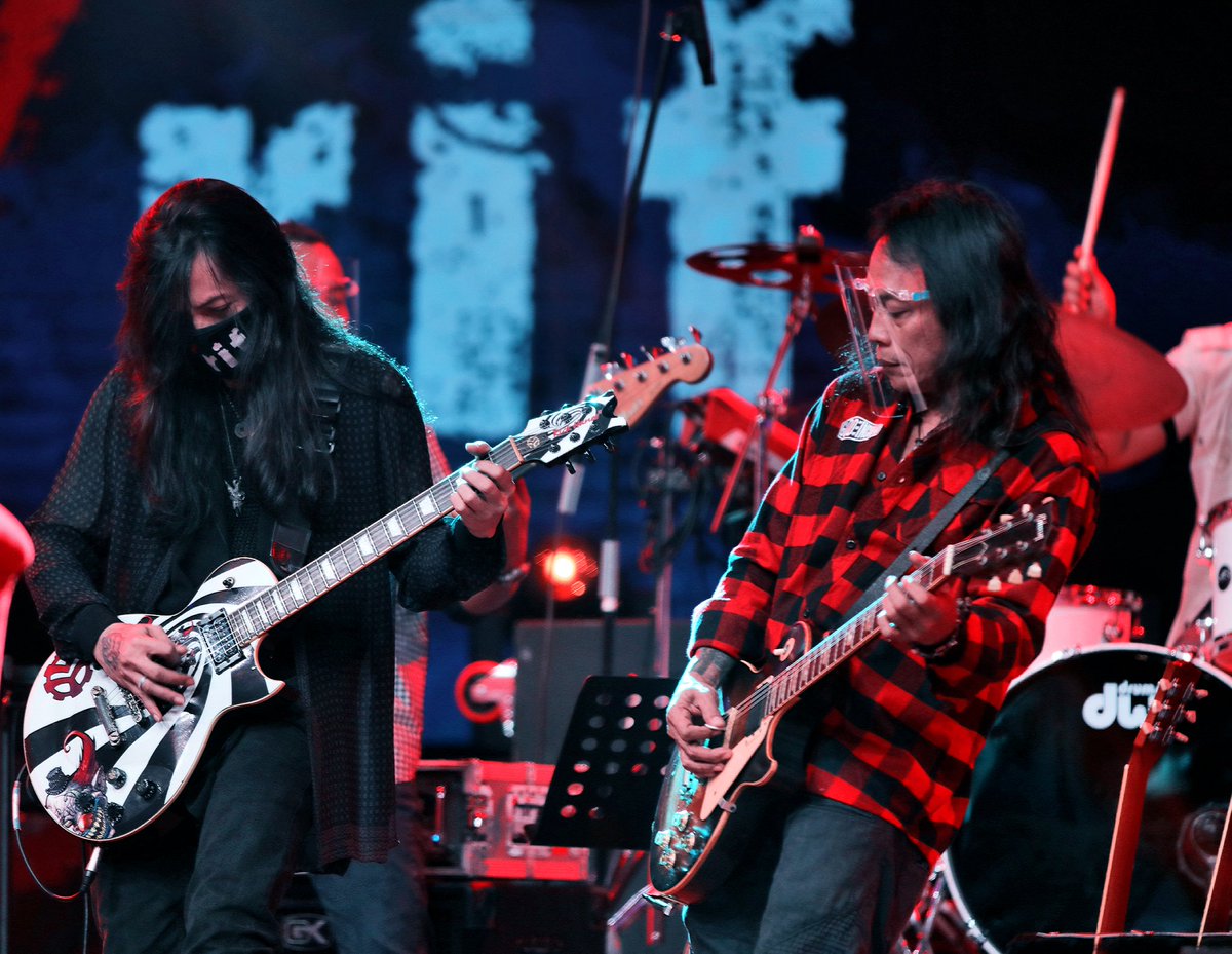 Setelah 6 bulan lebih, akhirnya main distorsi lagi di panggung.. Hahaha.. 😎 🤘🏻

Minggu, 30 Agustus 2020 di Rumah Musik Indonesia TVRI 

Makasih buat foto2nya yg keren.. <a href="/eza_somantri/">Eza Somantri</a>