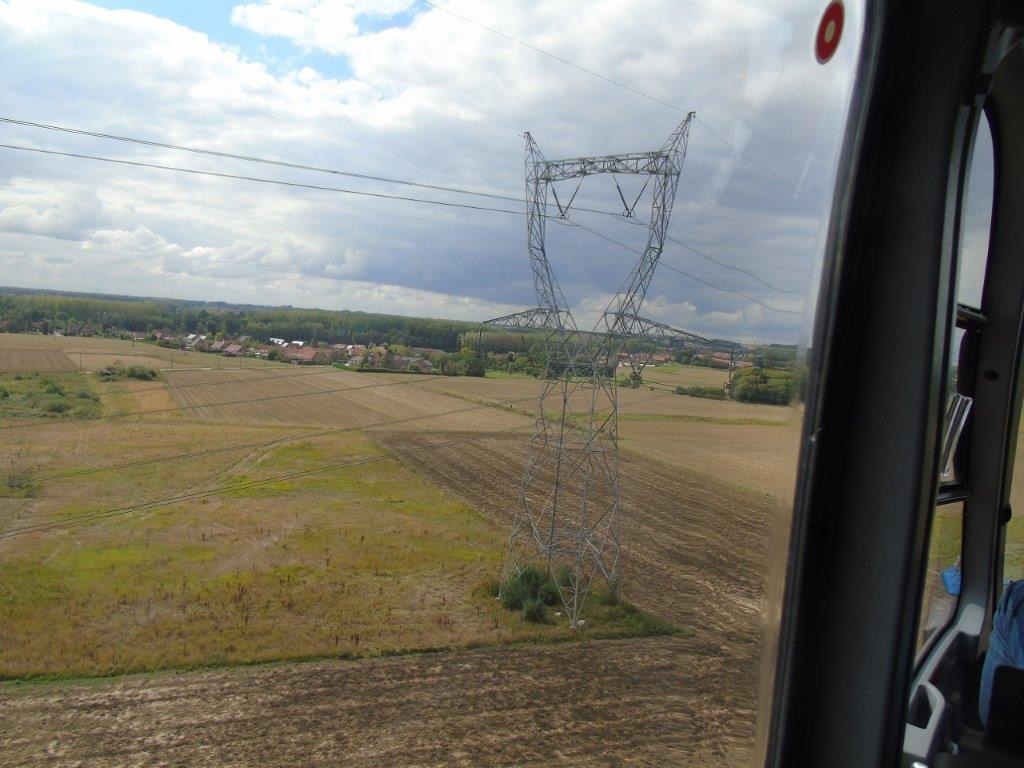 RTE_nord's tweet photo. [#EnDirect] Cet après-midi 🌥️ et jusqu'au 4 septembre, un hélicoptère @rte_france 🚁 survole plusieurs communes des @hautsdefrance dont celles de #Chevalet, #Mastaing et #Bersée. Ces opérations permettent de contrôler les lignes et de sécuriser le réseau⚡️ de la région ! https://t.co/Dwpqc0Fkkm