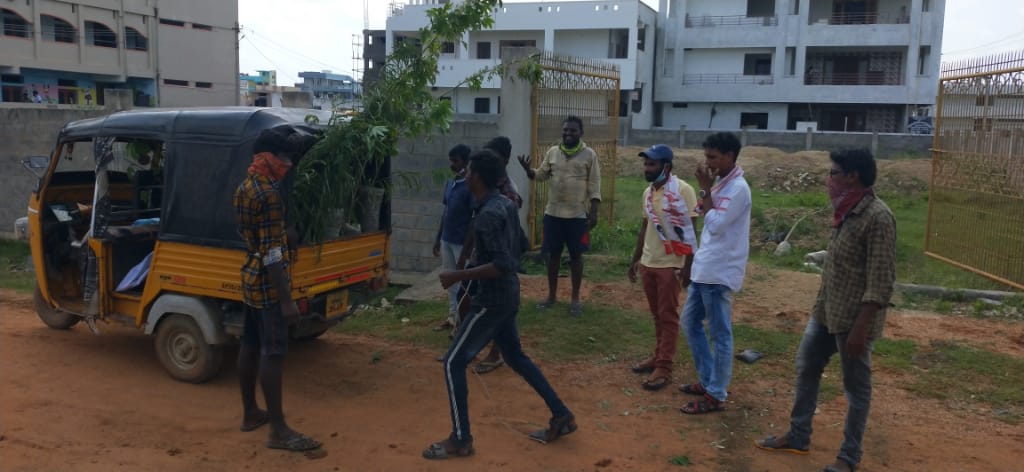 జనసేనాని పుట్టినరోజు వారోత్సవాలు లో భాగంగా.. శ్రీకాకుళం జిల్లా, రాజాం నియోజకవర్గంలో పలు చోట్ల జనసైనికులు ఈ రోజు మొక్కలు పంపిణిచేసి మరియు మొక్కలు నాటి , పవన్ కళ్యాణ్ గారి ఆశయాలు లో భాగంగా పర్యావరణ పరిరక్షణకు తమ వంతు కృషి చేస్తున్న జనసైనికులు. #HBDPawanKalyan  #JanaSevaByJanaSena