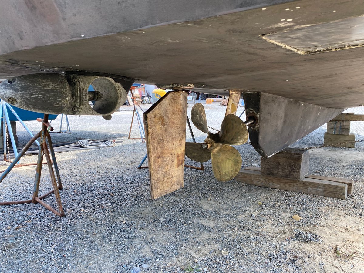 DBYard's tweet image. Before and after of the new bottom and PropSpeed on 39 ft. Mainship.