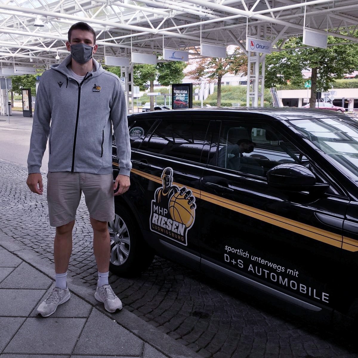 MHP_RIESEN's tweet photo. Noch ein Flieger aus den Vereinigten Staaten, der uns einen sehnlich herbeigesehnten Akteuer mitbringt: Willkommen in Deutschland, @AJBrodeur!

#ihrundwir #AllesfürGelb #PreSeason https://t.co/4jYdmSXEQM
