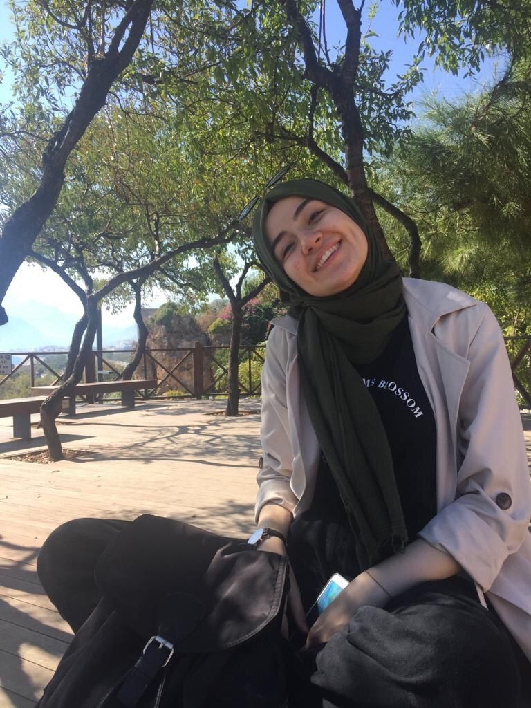 ademozkose's tweet photo. İlerici derecede kanser hastası olan üniversite öğrencisi Ayşe Koca bu dünyaya veda etmeden önce cezaevindeki babasını görmek istiyor. Lütfen hep birlikte Ayşe'nin sesi olalım. https://t.co/zX9B4DfLfr