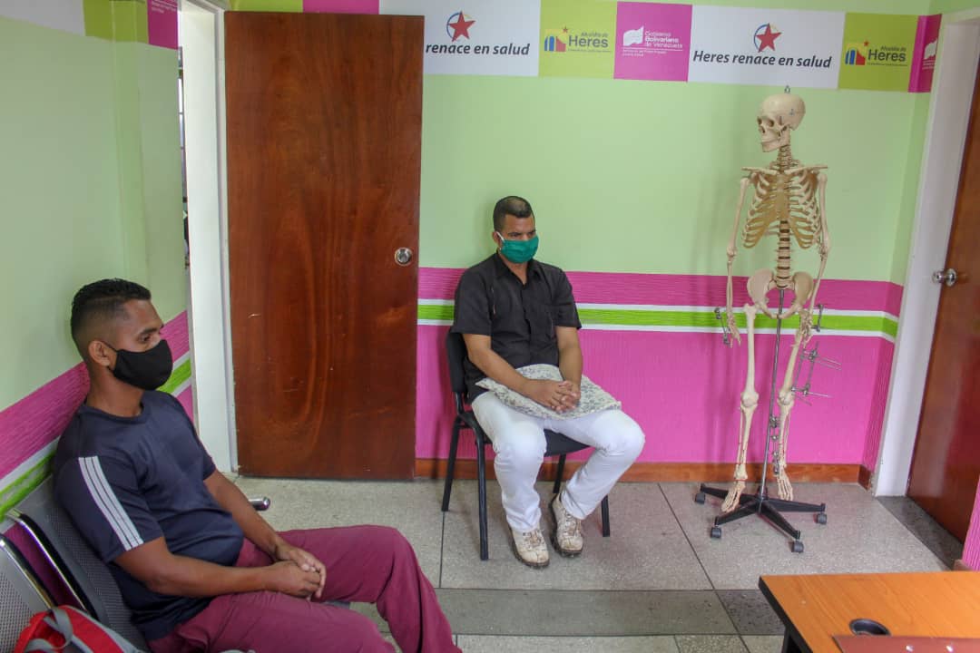 Aquí continúan nuestros galenos atendiendo a los pacientes para la primera jornada en el hospital municipal para el bienestar del pueblo 
#CuarentenaRadicalColectiva