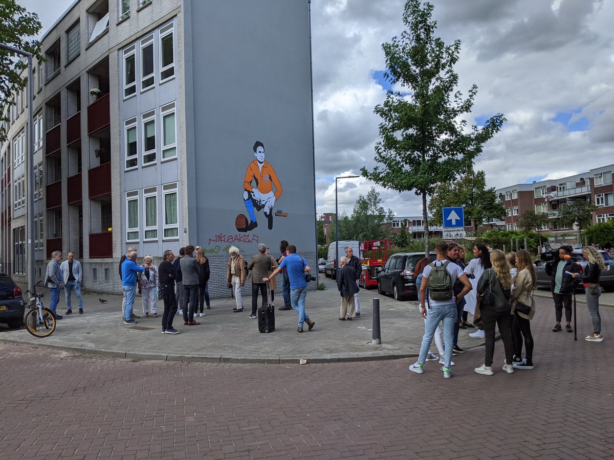 Een mooi eerbetoon aan Rotterdams voetbalicoon Faas Wilkes op een van onze gevels. Het Oude Noorden is weer een gevelkunstwerk rijker! #FaasWilkes #Streetart