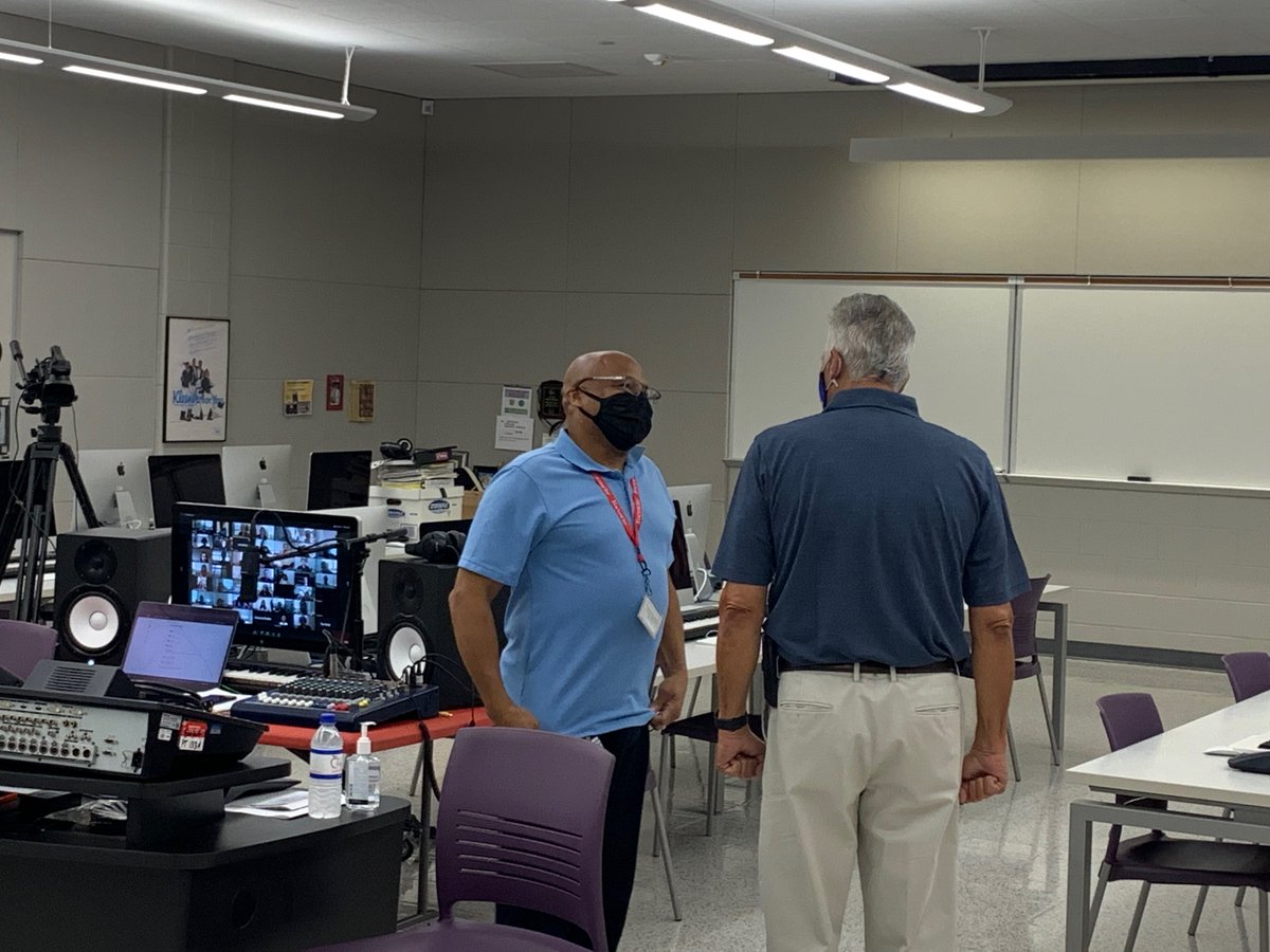 Joe_D_EssexExec's tweet photo. Today I stopped by to tour the Essex County Donald Payne, Sr. School of Technology for the first day of school for our teachers. #EssexCounty #PuttingEssexCountyFirst #PayneTech https://t.co/nWUZfmhJWJ
