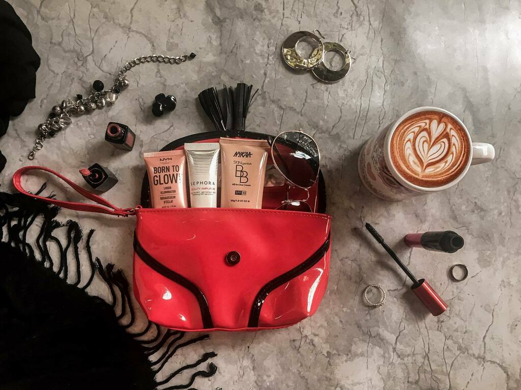 Bag spill 💄♥️
.
.
.
.
#everydaymakeup #dailydoseofcolor #justbehue #creativelysquared #indianbloggercommunity #whatsinmybag #bagessentials #whatsinmypurse #bagspill #dailyaesthetics #brownaesthetic  #neutralpalette #neutralfeed #lightroomediting #pun… instagr.am/p/CEmHUnmD13w/