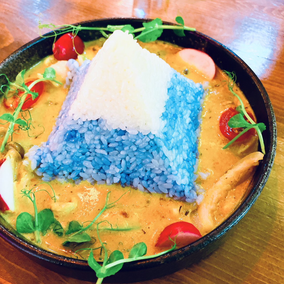 dinaaaakaka's tweet photo. #工程狗真係好L鍾意食嘢㗎
終於恢復晚市堂食要獎勵吓自己
去咗想試好耐嘅「烏語」
試咗佢嘅招牌富士山咖喱豚肉飯
打卡一流🥰咖喱嘅味道淡咗少少
不過個份量都算幾大
2號嗌左個梅子蕎麥面🥰
啲咁少女嘅嘢通常都唔係我嗌嘅
另外試咗個柚子蜜糖雞翼
呢度個環境好適合同朋友傾偈
#美食推 #推特食 #尖沙咀 https://t.co/yuB52iozub