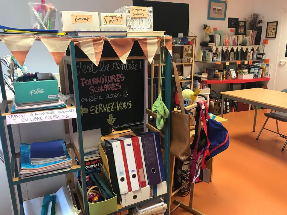 AssoNousandCo's tweet photo. 📚📐BESOIN de FOURNITURES SCOLAIRES pour la rentrée ? 📐📚
Plein de cahiers, classeurs, feuilles plastiques etc. ont été donnés et sont disponibles en libre-accès à la Boutique du Partage !
Prenez rdv cette semaine pour en profiter ! #reemploi #rentreescolaire2020 https://t.co/hYlKRBAp8L
