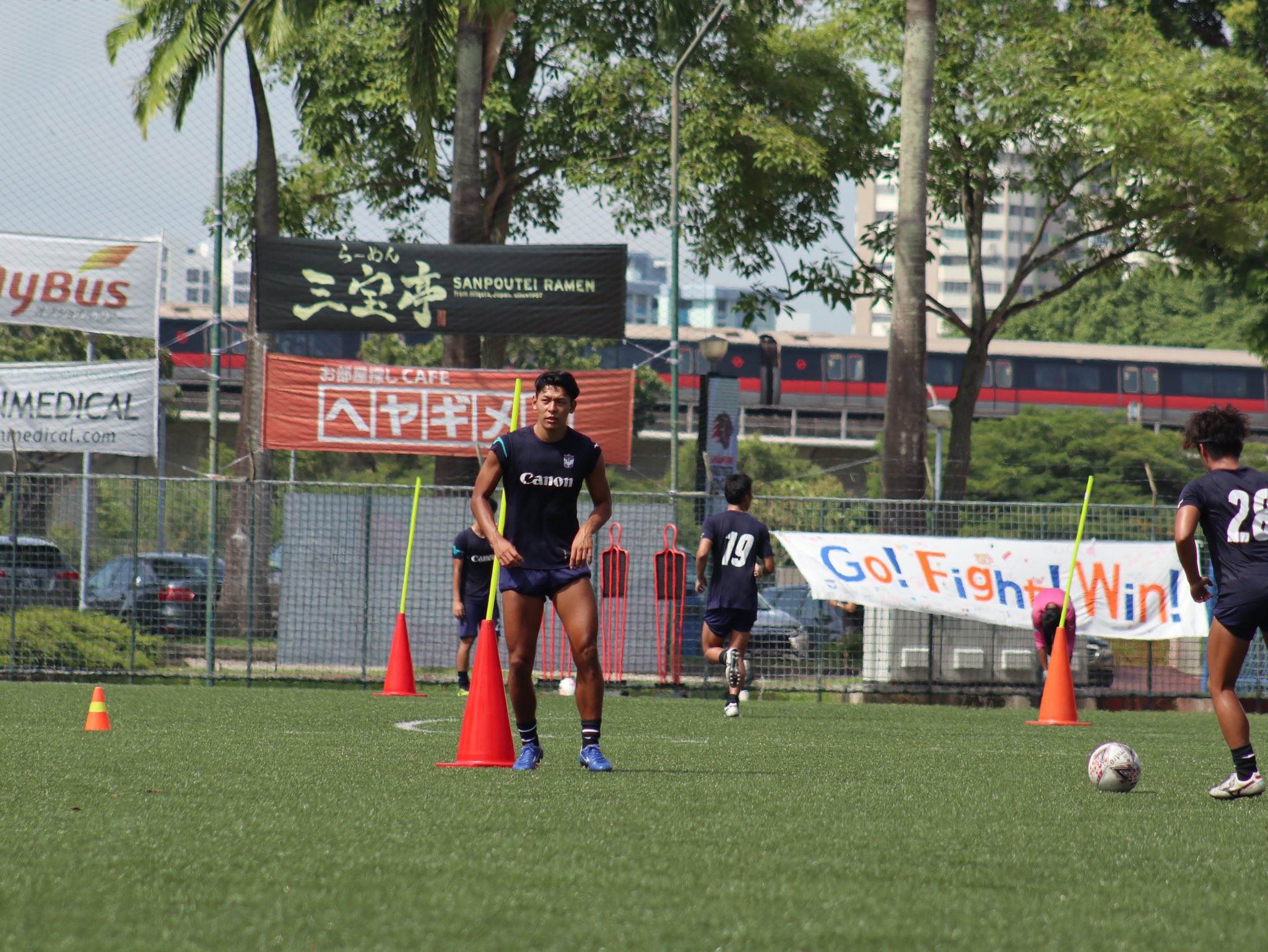 Albirex Niigata Fc S アルビレックス新潟シンガポール チアダンススクールは全体練習を再開する選手を勇気づけようと手作りの横断幕を用意してくれました 思わぬサプライズに選手からも嬉しいとのコメントが続々 よりクラブ全体の一体感が高まり