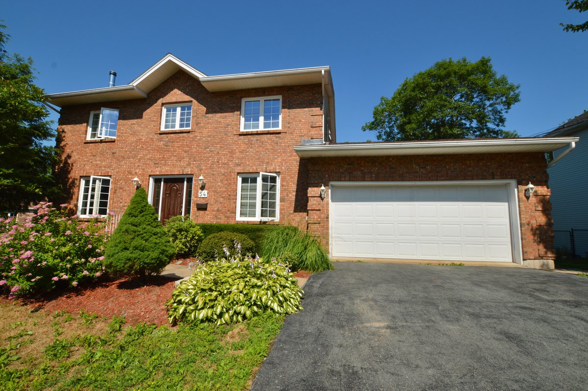 TheChelseaLTeam's tweet photo. #54AdlingtonCourt is the Bedford backyard oasis you have been looking for! This traditional family home is located in Ridgevale and features 6 bedrooms, 3.5 baths, a custom kitchen, and most importantly, an above ground pool in the backyard! #forsale #BedfordNS #NS #realestate https://t.co/xMg4hPDWyB