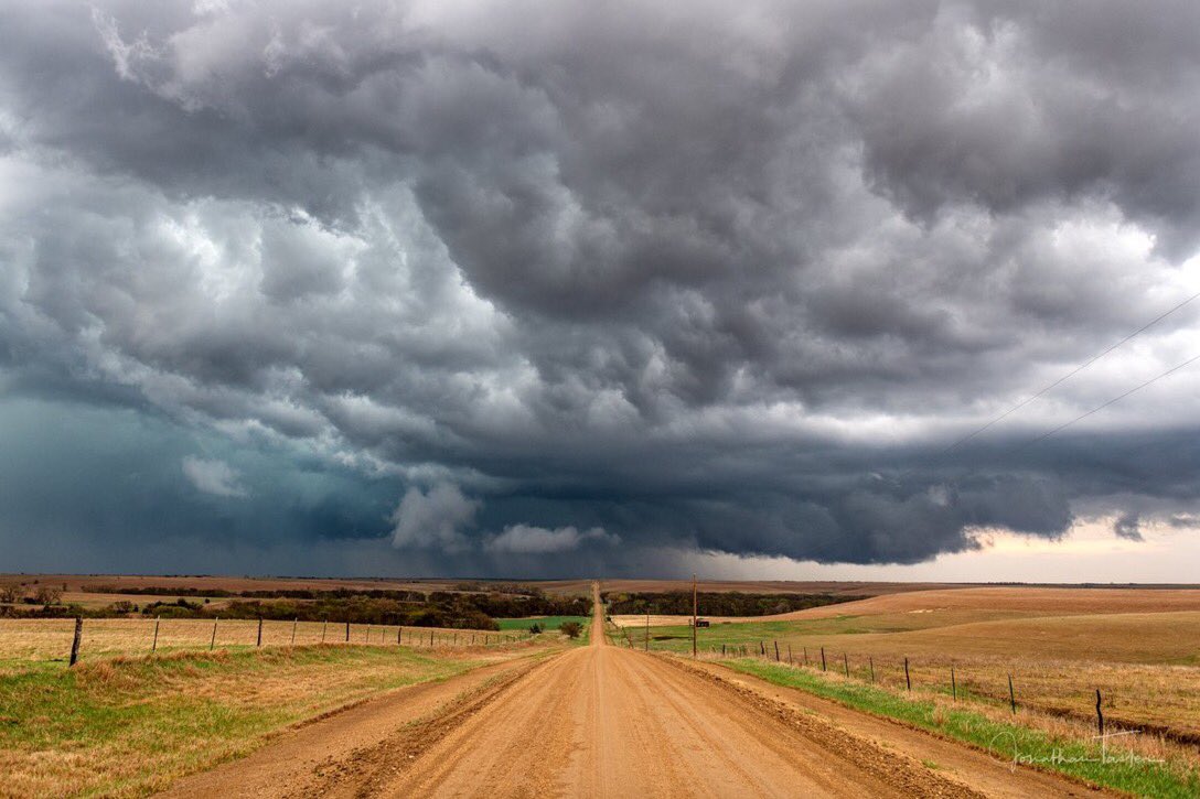 dr_ilardi's tweet photo. When I tell friends and family about life in Kansas, pretty sure they think it looks like the pic on the left. And here’s what Lawrence, Kansas actually looks like... https://t.co/z8rZjhxj45