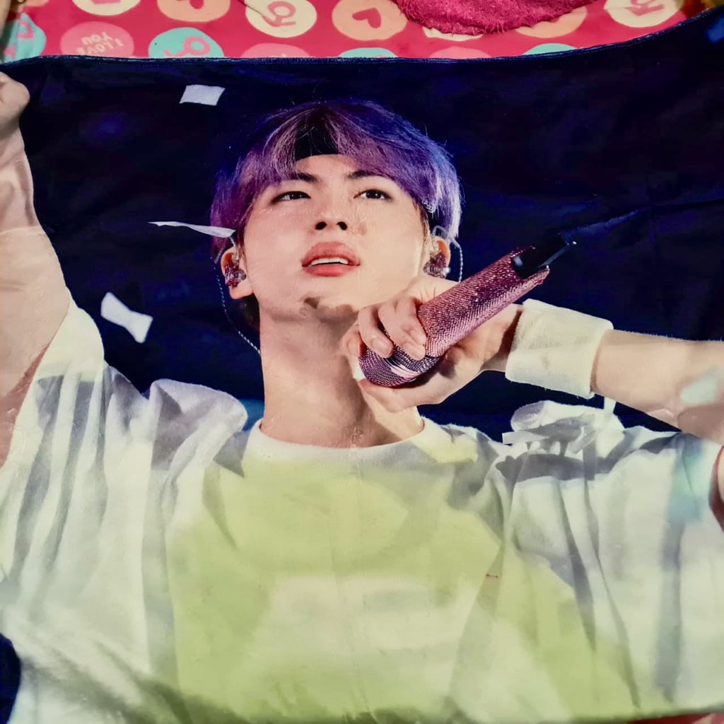 ReineaJin's tweet photo. JIN BLANKET &amp; JIN SLOGAN 💜 
They're so pretty 😍  tysm for the freebies! @memorybook_Jin

*Yeppeuda 🥰

#방탄소년단진 #방탄진 #진 #BTSJIN #SEOKJIN #JIN @BTS_twt https://t.co/I2zhVIcRxD