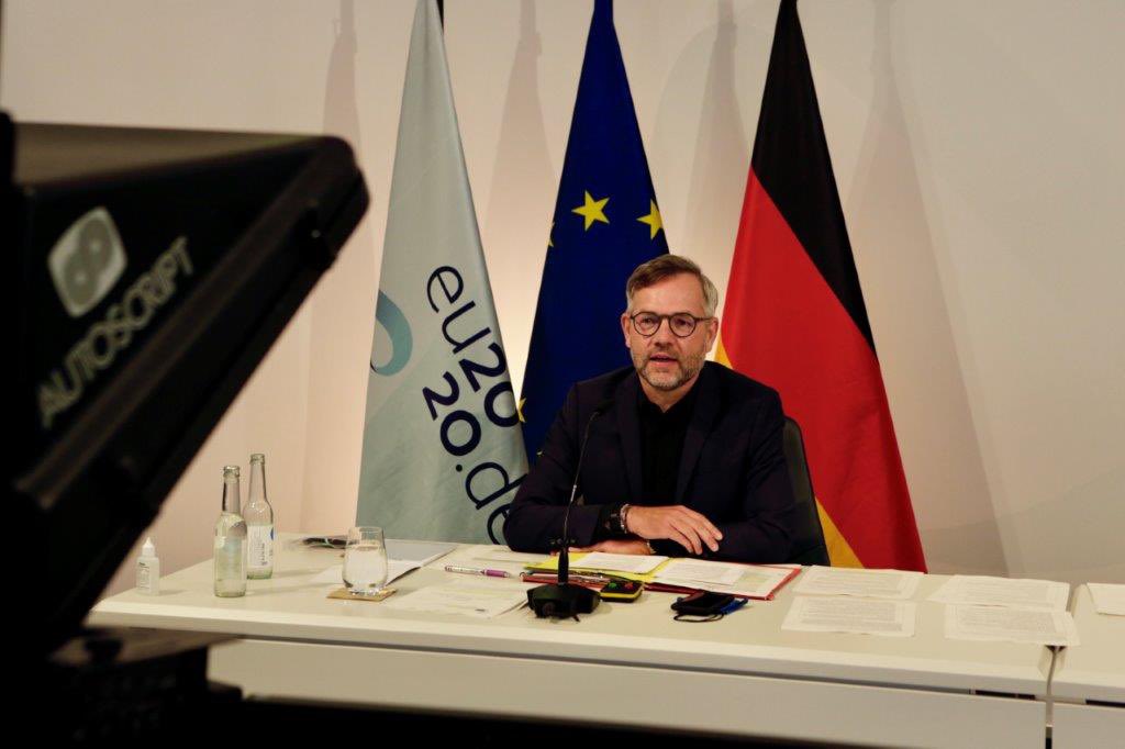 MiRo_SPD's tweet photo. Wichtiger Austausch mit dem Verfassungsausschuss des Europäischen Parlaments über Schwerpunkte #EU2020DE. Für uns ist EP enger Partner, um die #EU stärker, solidarischer+souveräner zu machen. Unser Einsatz gilt mehr Transparenz, Rechtsstaatlichkeit, BürgerInnendialog. https://t.co/MdMM2MCIp7