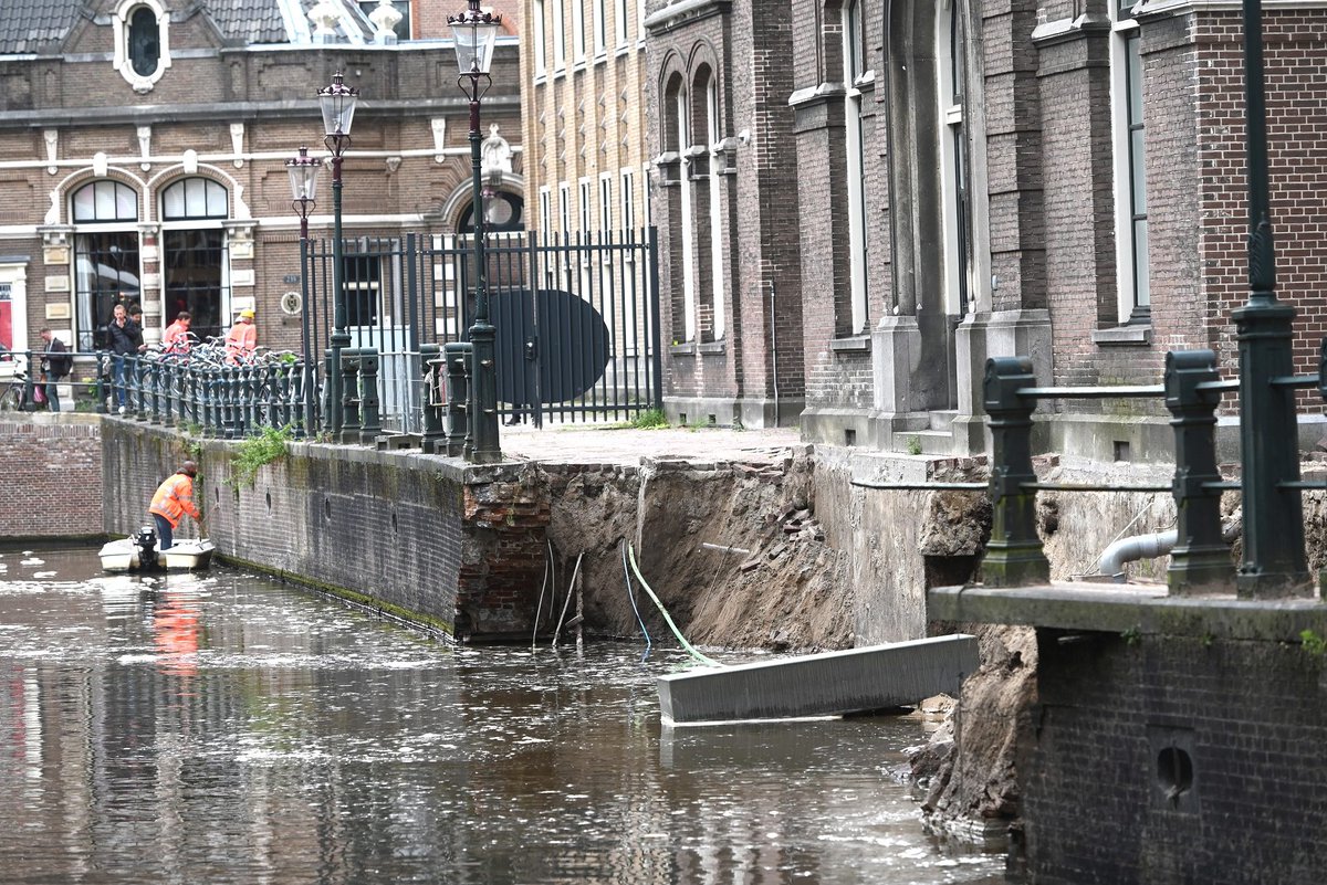 CobouwNL's tweet image. Veel schade door ingestorte kademuur Amsterdam ow.ly/rH2b102lxRL