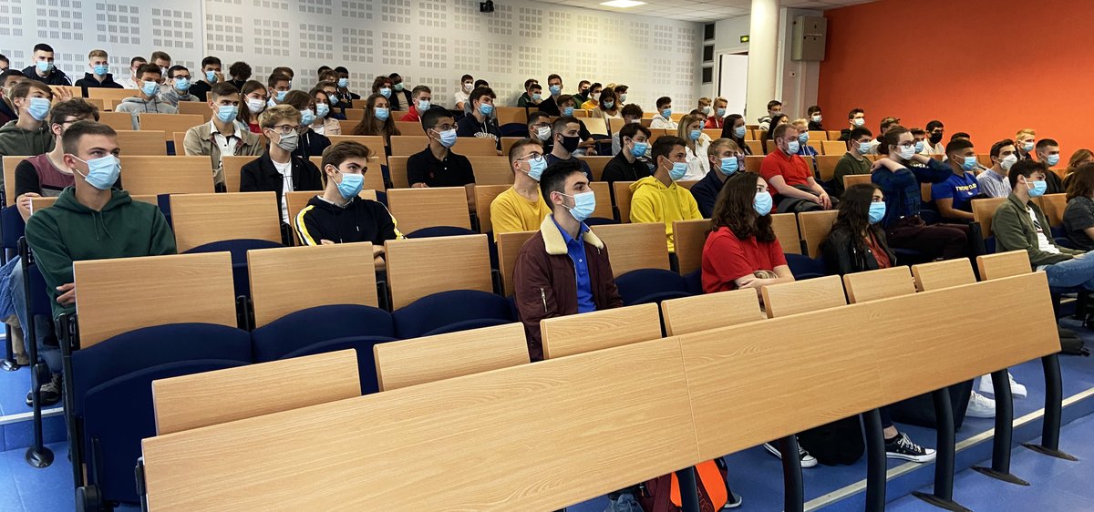 junia_isen's tweet photo. 👍📢Bienvenue à notre promotion 66 !📢👍
220 #étudiants font leur #rentree au sein de notre école dans nos cycles préparatoires Généraliste, Informatique et Réseaux, Numérique et Biologie #RENTREE2020 #rentreescolaire2020 https://t.co/vq4nbnLYev