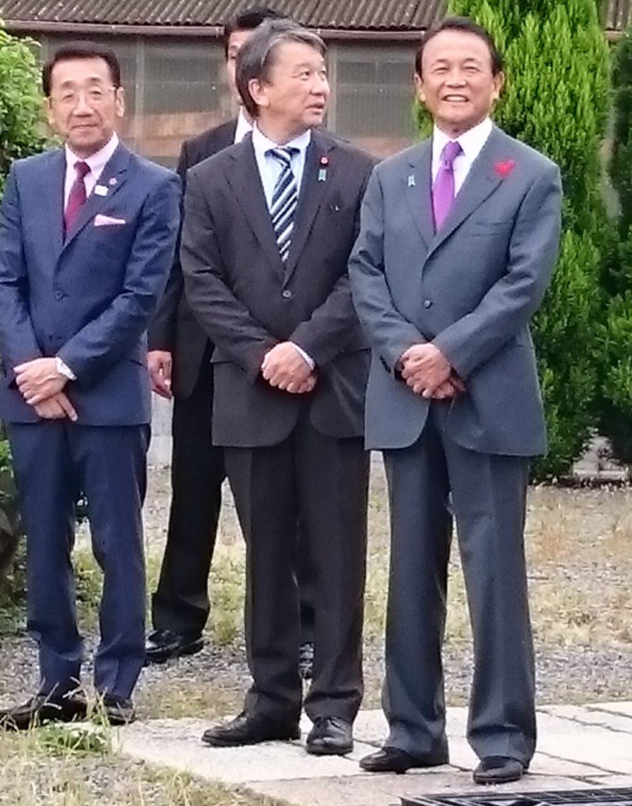 こればっかりはいつも感心してる 袖口には必ずシャツがのぞく 麻生太郎財務大臣のすごいところは スーツ にあるという話 Togetter