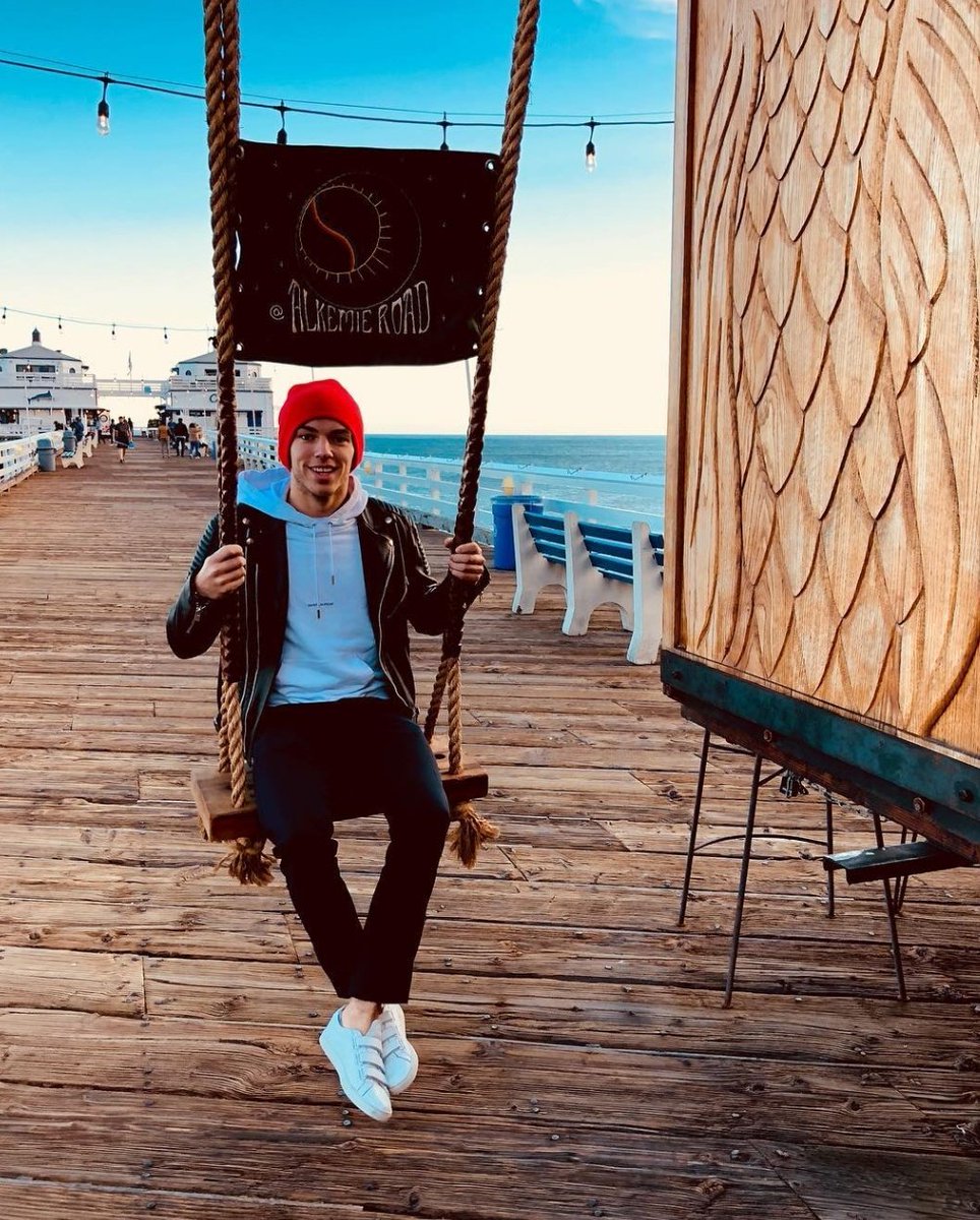that red beanie and white hoodie combo... *chef kiss*