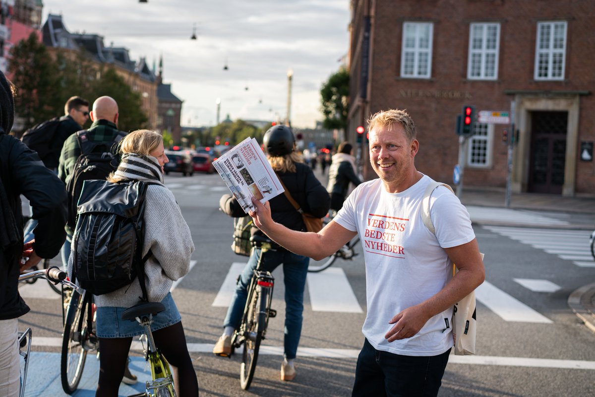 Realdaniadk's tweet image. Fredag den 4. september fra kl. 7-9 står frivillige i hele Danmark klar til at uddele konstruktive nyheder om verdensmålene. Vi er med igen i år på Jarmers Plads i København, når eventen Verdens Bedste Morgen løber af stablen. Håber vi ses! realdania.dk/nyheder/2020/0…