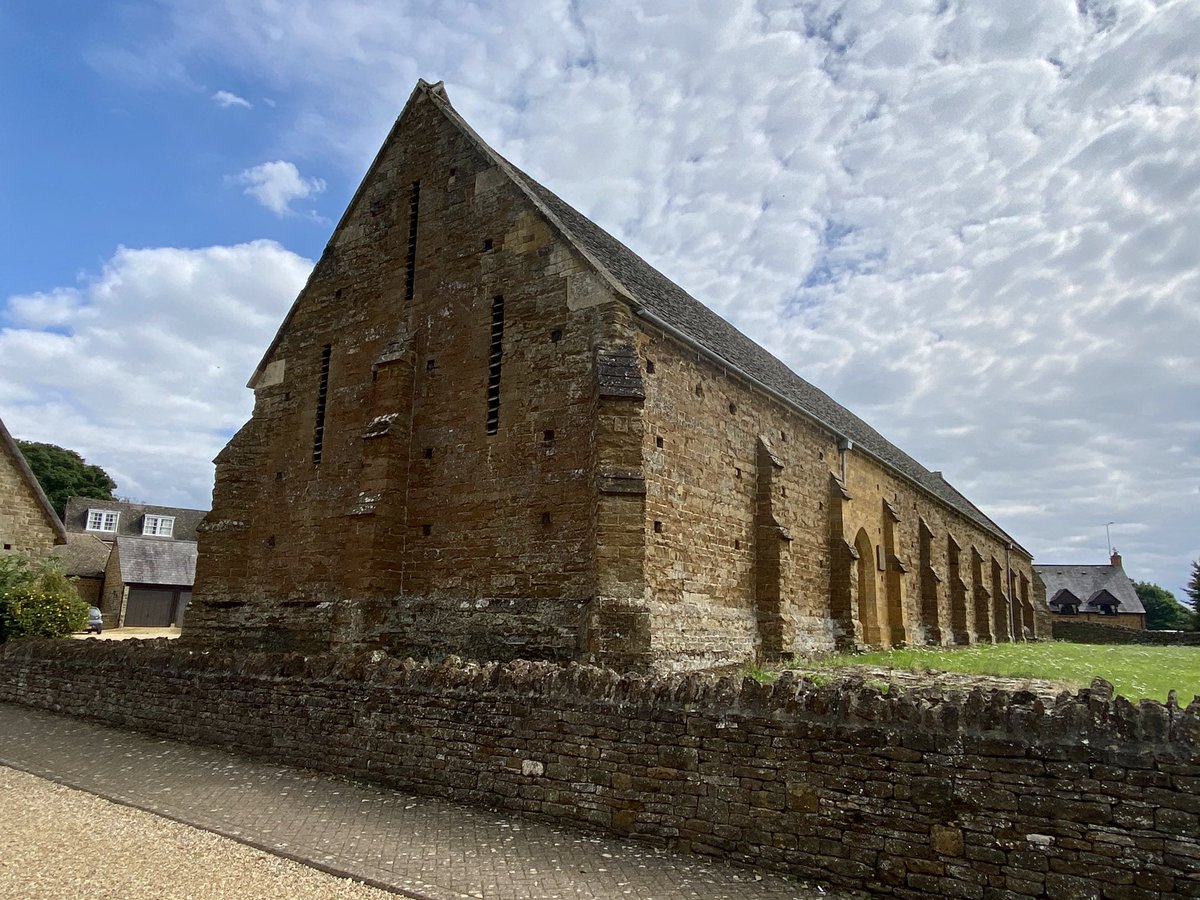 C_Stranks's tweet image. Swalcliffe Barn, constructed in 1401 for New College, Oxford. is a Grade 1 listed building and a Scheduled Ancient Monument. Built of Costwold stone with louvred ventilation shafts and putlog holes in the walls. Takes me by surprise every time I see it #tithebarn