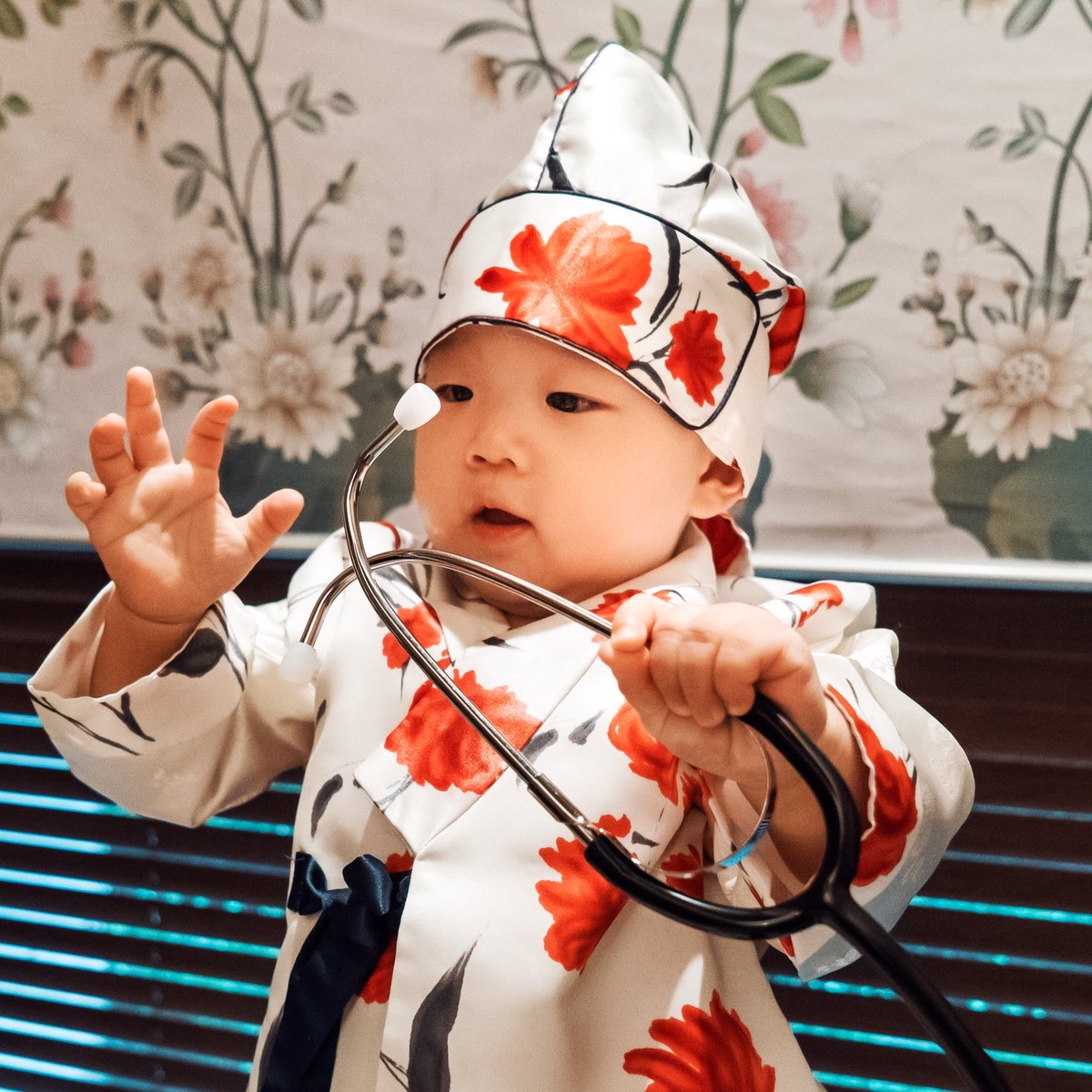 bigphony's tweet photo. What did you pick (or what do you think you would have picked)? Benjy picked money first and then a stethoscope. To be fair I made sure there were no instruments around. #dohl #돌잡이 #첫돌 #koreantradition #ihatebigphony https://t.co/E6Mtr8FEc8