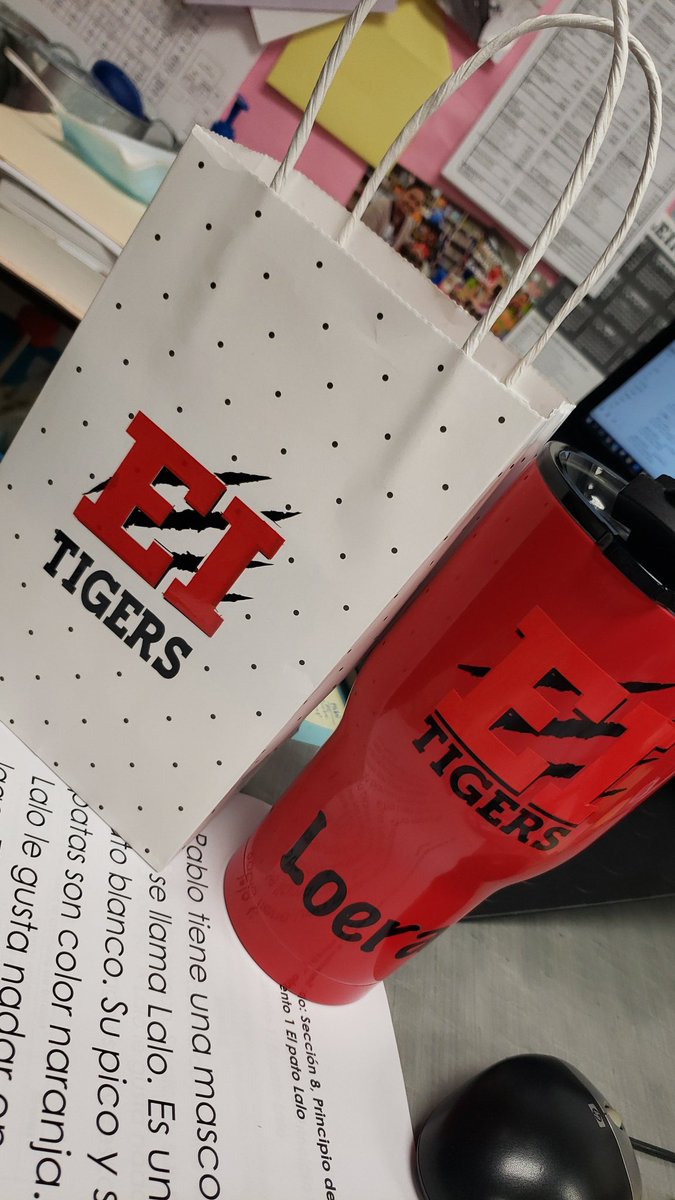 JoyceMLoera's tweet photo. Feeling the ❤ from @EppsIslandKISD! Thank you @Maryscar50 for thinking of the little things that make us smile! Thank you @DianaOr2222, @ChristineZessin, @VeMejia2630 and everyone else who makes these treats a reality! ❤🥳 https://t.co/O0RQ4d87TL