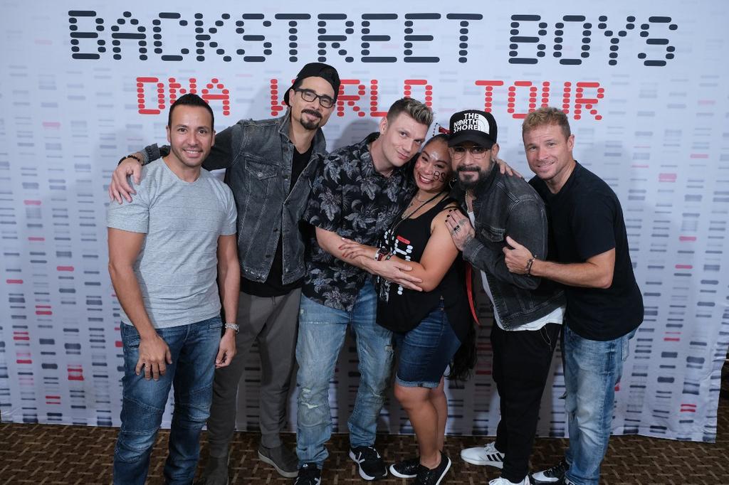 Boy_Band_Stan's tweet photo. @FangirlsNiteOut @kevinrichardson And me with said sign! AND with them of course! BEST MOMENT of 2019!!!βπβ€
#BSBDNAWorldTour #BSBDAL https://t.co/xw5WtYNUj9