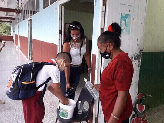 Adriana90218382's tweet photo. Así comienza #Granma este reinició del curso, juntos para prevenir la pandemia, #FuerzaCuba, seguiremos Venciendo. #IslaRebelde #Cuba @acosta_diosvany @GarciaManuel88 @BeltranReynier @OsorioYoandrys @PoloSunia https://t.co/tWkGjI7Dh5