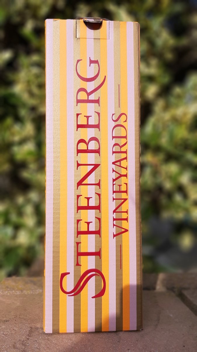 Whoop!
It's #CapClassiqueDay... I'll be celebrating a bit later with my <a href="/SteenbergWines/">Steenberg Vineyards</a> Pinot Noir Brut MCC.

<a href="/ElundaBasson/">Elunda Basson</a>, Steenberg's cellarmaster, will be showing us how to sabrage live on Instagram at 6pm!
So get your bottles ready 🍾

What are you drinking today?!
