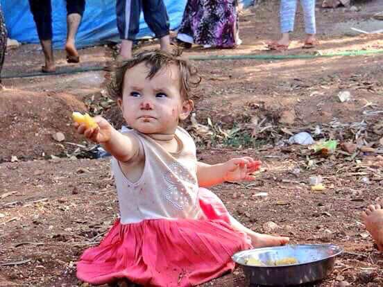 Quando il fotografo si è avvicinato lei gli ha dato un pezzo di pane, pensava che avesse fame.. Nulla è più bello del dono di un bambino soprattutto quando non ha niente #Afghanistan #Iraq #Syria #Gaza #Yemen #Kashmir #Myanmar #Syria #Siria #Syrian