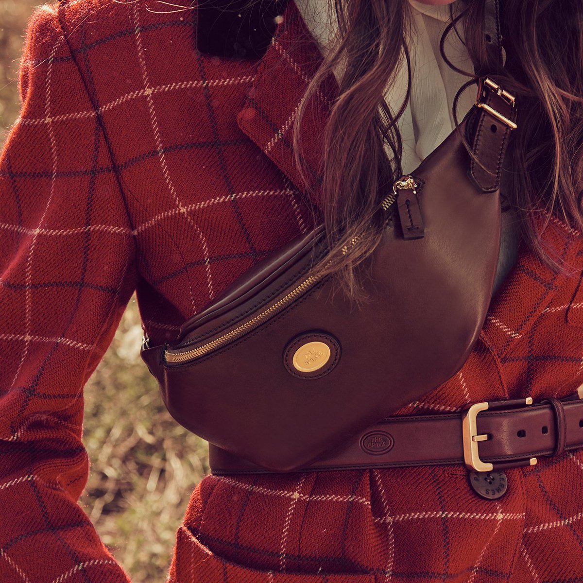 Discover the unique The Bridge leather, an evergreen that becomes more beautiful with the passing of years. Find out about the care and time our Florentine artisans take to tan and polish it. With their hand and their love.  All on thebridge.it 
  
#thebridgeitaly