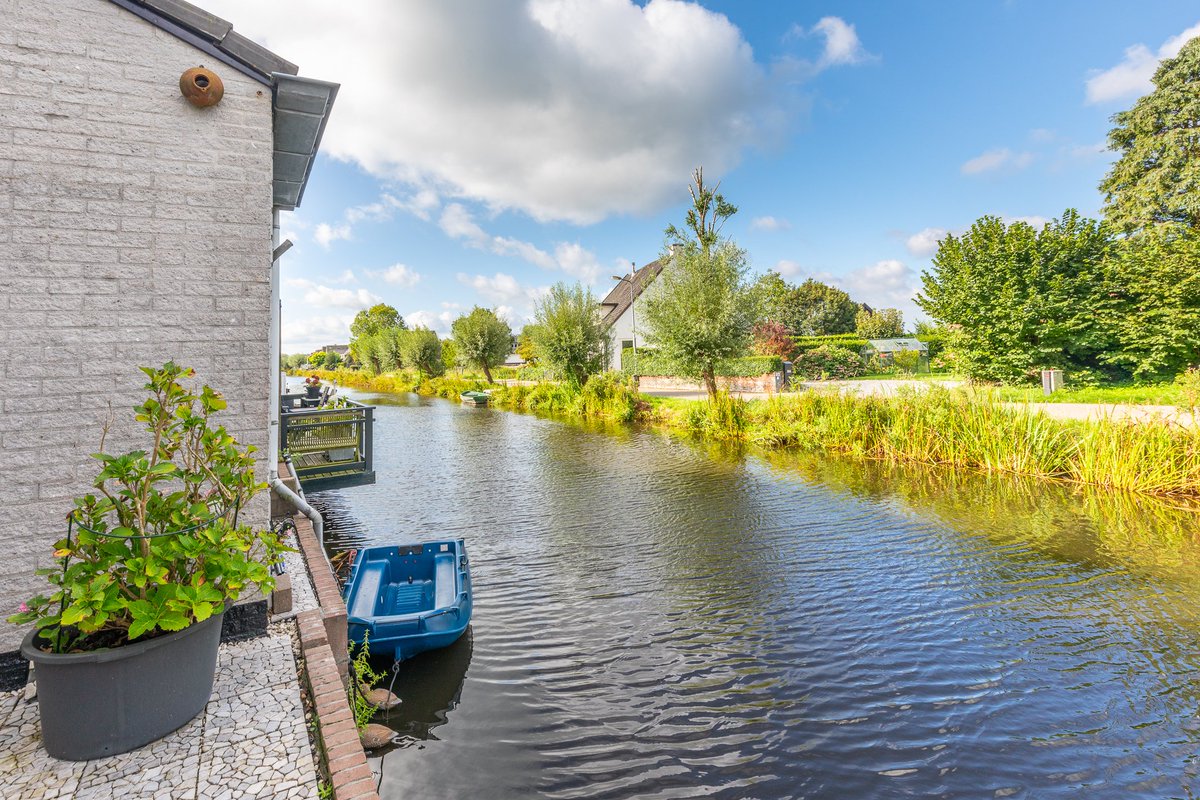prinsmakelaars's tweet photo. Nieuw in verkoop, Zuidereinde 74D 's-Graveland. 
Vraagprijs € 340.000,-- k.k. Een moderne #middenwoning, aan de achterzijde gelegen met een terras aan de 
’s-Gravelandse Vaart en een gemeenschappelijke fietsenberging. https://t.co/vlrCPLeBOV