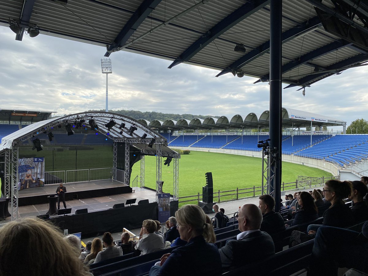 digitalSUMMIT in Aachen mit <a href="/RangaYogeshwar/">ranga yogeshwar</a> und analogen Menschen vor der schönsten Tribüne eines Sportstadions #digitalhubaachen #digitalsummit #netaachen #CHIO