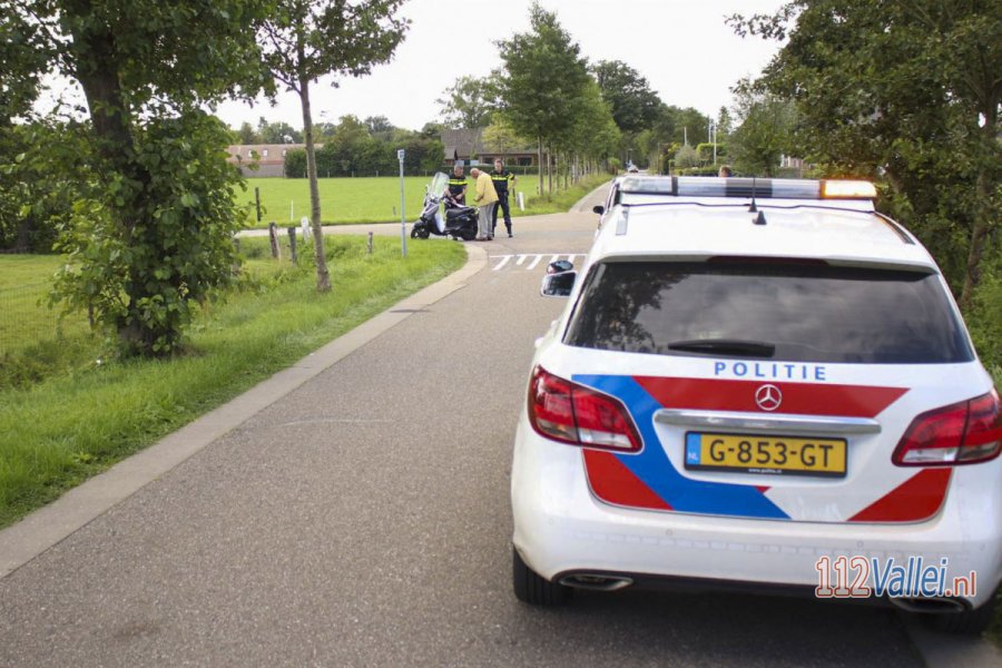 Personenauto en brommerrijder met elkaar in botsing op kruising in #Hoevelaken. 112Vallei.