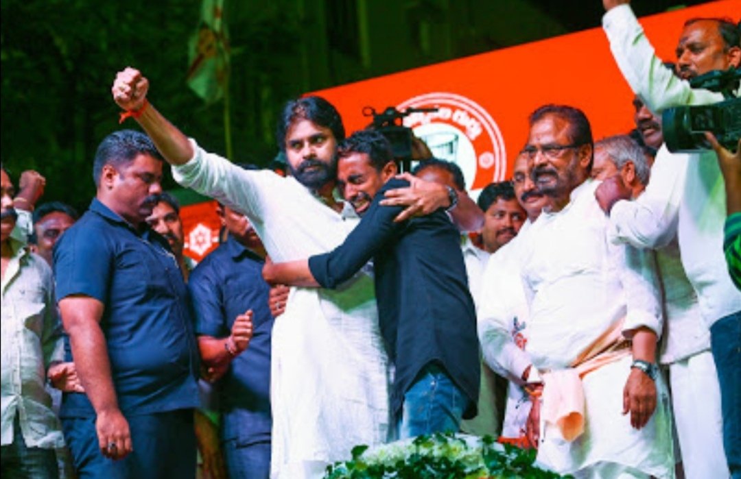 VfAbishek's tweet photo. JanaSenani During 2019 Election Campaign..
A man with Vision's.....🙏

Really A True Leader 
@PawanKalyan || @JanaSenaParty
#HBDPawanKalyan https://t.co/IlWfDeTC9b