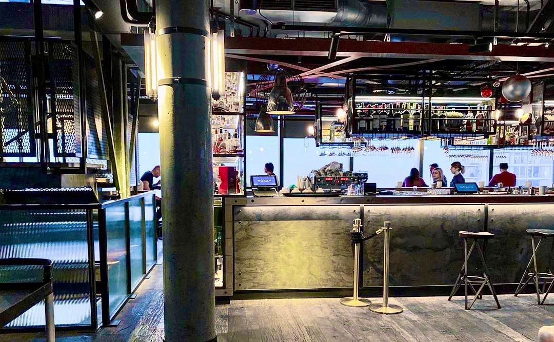 We've been collecting responses to some important questions as we prepare for our big re-opening, including how guests prefer to have their orders taken👇

50% - By giving an employee your order at your table
7.5% - In a spaced out queue at the bar
42.5% - Both
📸@lau_taormina