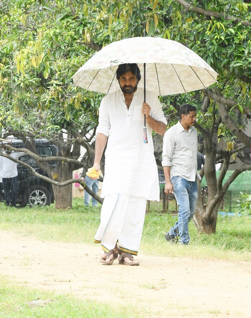santhu_msd7's tweet photo. My Hero 
My Leader
My World @Pawankalyan !!

Advance Happy Birthday Annaya 💙🙏 🙏 

#HBDPawanKalyan
#VakeelSaab @PawanKalyan https://t.co/74VCcNknt8
