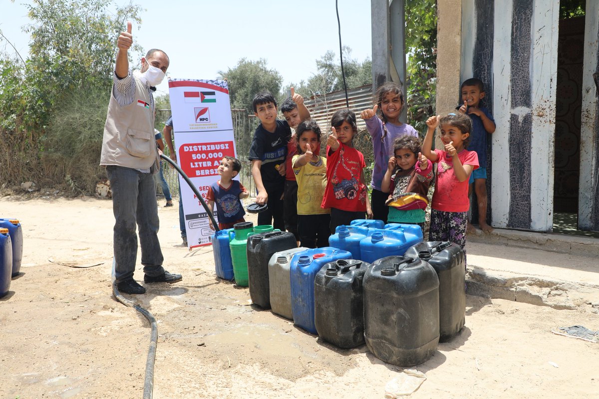 Abdillahonim's tweet photo. Warga Gaza: AIR MINUM SEGAR hadiah dari orang-orang iklas yaitu Rakyat Indonesia.

Note:
Air Siap Minum bantuan dari rakyat Indonesia untuk warga Palestina.

"belum bisa ikut sedekah air minum?cukup bagikan postingan ini!"

Aktivitas Sosial Kemanusiaan: https://t.co/yREbhVXyEb https://t.co/Wxy6KLl7OS
