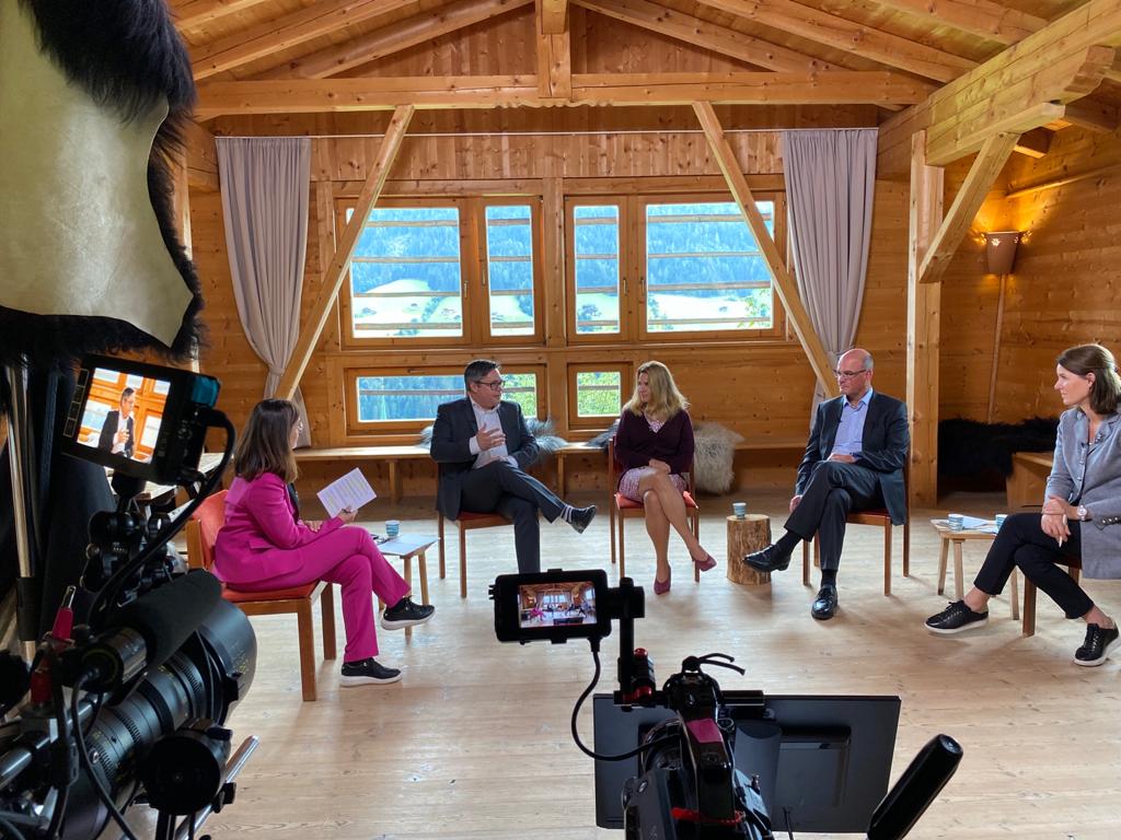 Spannender Talk beim diesjährigen <a href="/forumalpbach/">EuropeanForumAlpbach</a> mit Peter Lennkh #RaiffeisenBankInternational  Bundesministerin Christine Aschbacher, Simone Oremovic #RHIMagnesita, Henrietta Egerth #FFG und 
<a href="/e_mitterstieler/">Esther Mitterstieler</a>. Danke für die Einladung. #EFA20 #TogetherWeMove