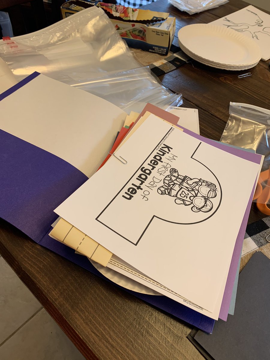 RachelMFZ's tweet photo. Part of my job is prepping supplies for the day, but prepping for the first 9 weeks has been an undertaking!
This craft bag makes me so happy! Doing crafts is so important &amp; I’m glad we aren’t leaving it out!

10 crafts bagged &amp; ready to go @bailey_kristine 

#ashlandsoar #bailey https://t.co/vzg315U4xf