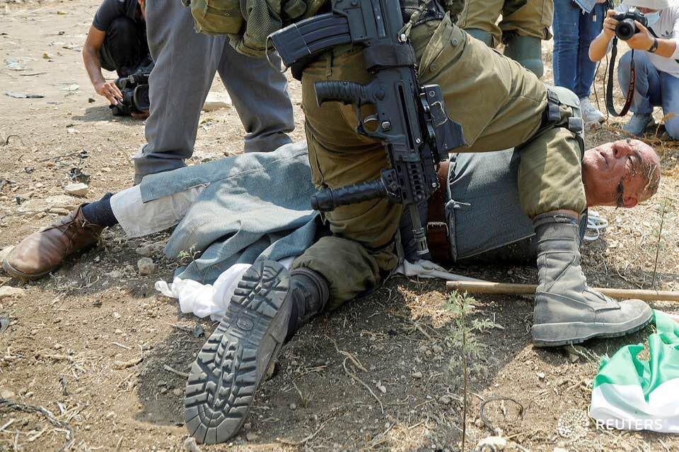 SimriNajwan's tweet photo. اليوم، خلال محاولة هذا المسن الفلسطيني حماية أرضه المهددة بالمصادرة لإقامة منطقة صناعية للمستوطنين قرب #طولكرم، في #فلسطين_المحتلة.
الفرق بين هؤلاء الجنود وبين وفود التطبيع، هو الزي العسكري فقط.
#التطبيع_خيانة https://t.co/QfPr3XZdzf