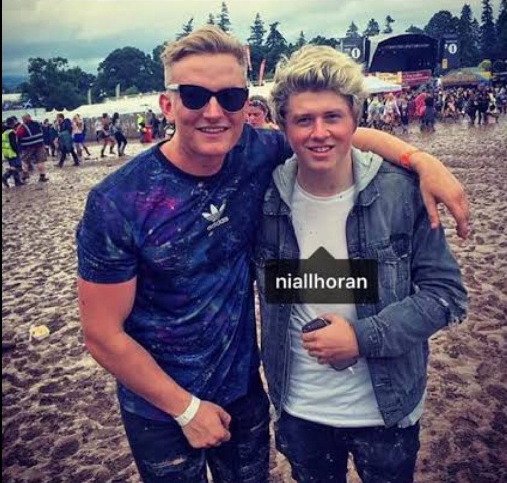 niall unseen with a fan on the beach