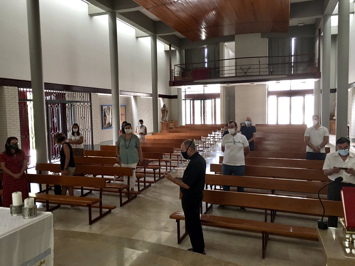 CINHSVicenteF's tweet photo. Hoy iniciamos el curso escolar 2020/21 inmersos en la nueva realidad marcada por la pandemia del Covid-19. Con muchas ganas e ilusión hemos rezado para que todo salga bien. Para ello hemos pedido la intercesión de San Vicente Ferrer #cuidatecuidalos #santvicentferrer #covid19 https://t.co/yPisRfA9A9