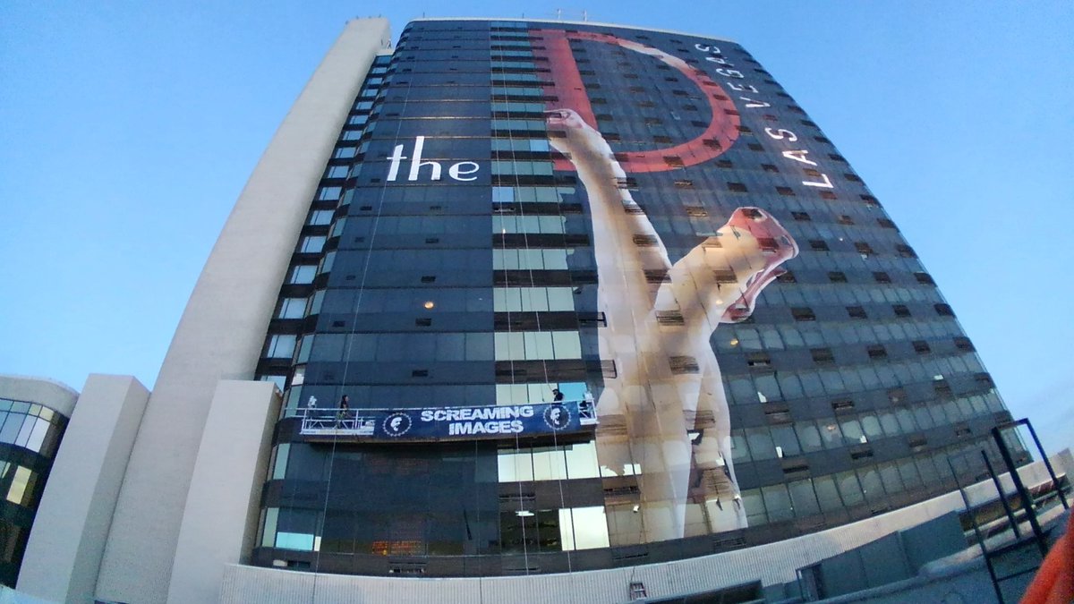 screamingimages's tweet image. #MakeItScream from any height! Lookin' good @theDlasvegas! 
#MakeItScream #OnlyAtTheD #LegsForDays #Vegas #OnlyVegas #branding #Grandformatprinting