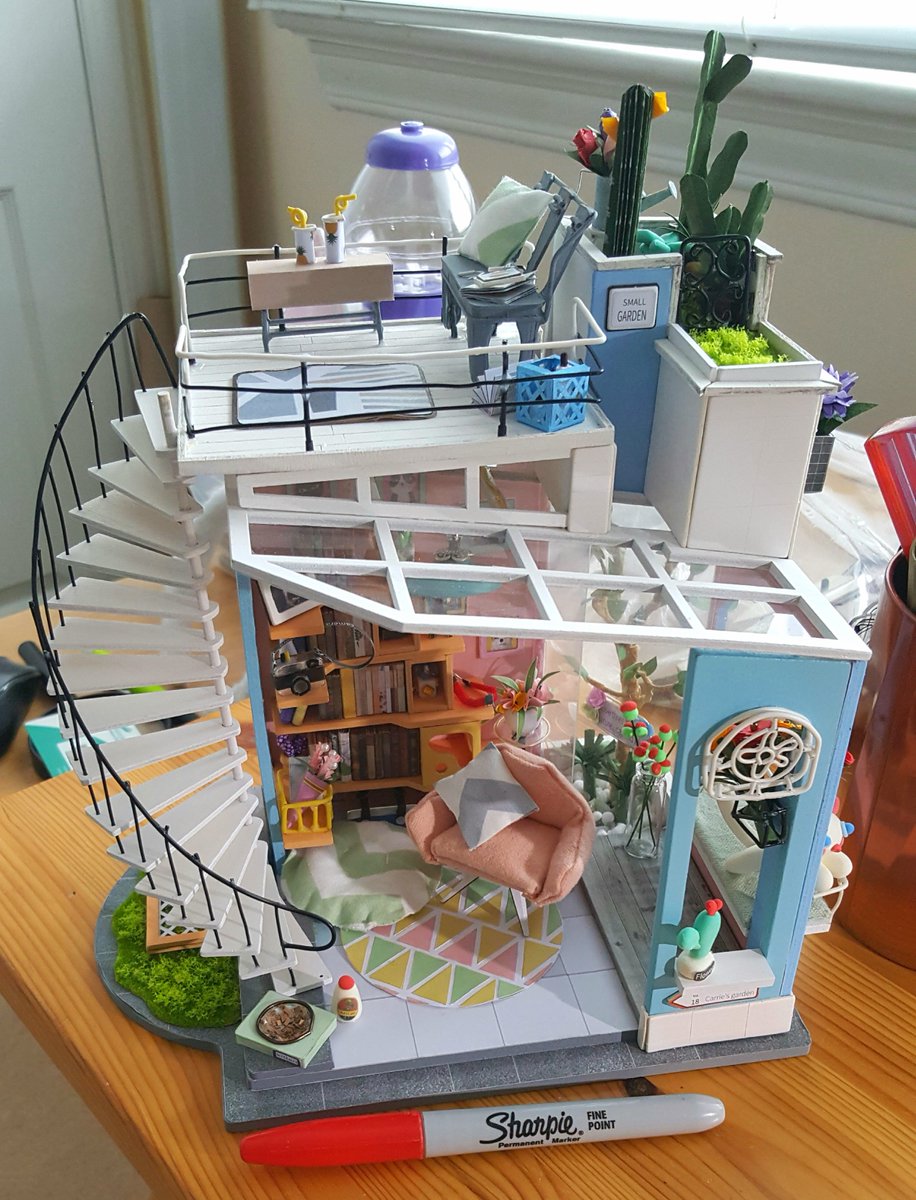 "Dora's loft" by far the hardest one ive done, the railings actually had rose vines going up but i was so tired of this one i just didnt include it, it still looks great tho!! Definitely not a good diy for a beginner LMAO