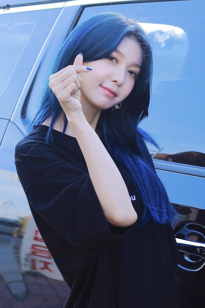 a thread of dreamcatcher's dami with blue hair