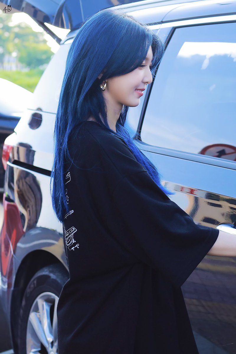 a thread of dreamcatcher's dami with blue hair