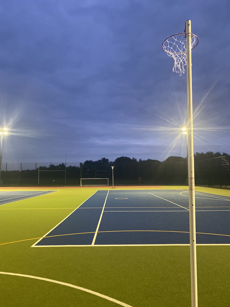 billinghammavs1's tweet photo. WEβRE BACK!ππ A first successful training session back at our usual venue! Temperatures all checked on arrival, regular sanitising and we finally got to play again!! ππ»ββοΈπππ»
.
.
.
.
#riseagain #rising #netballers #rosesrising #netballer #betballsquad #netballteam #netballfam https://t.co/wqSYtTDyHl