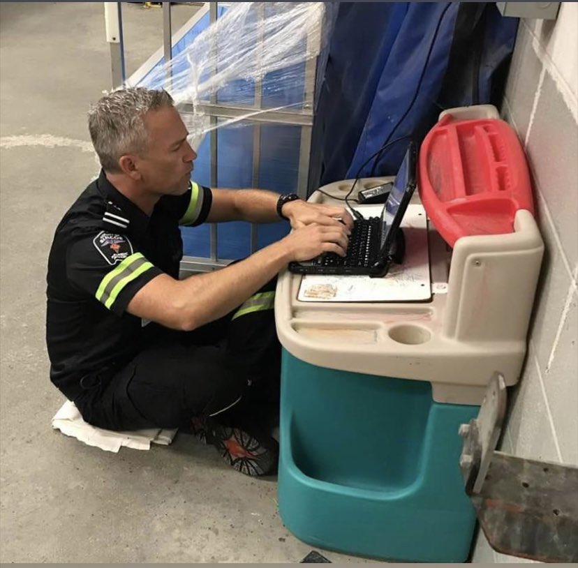 Opseulocal303's tweet image. When space is tight... #paramedic #emsproblems #paramedicproblems #myparamedicnight #makedo #charting #paperwork #sillyparamedics