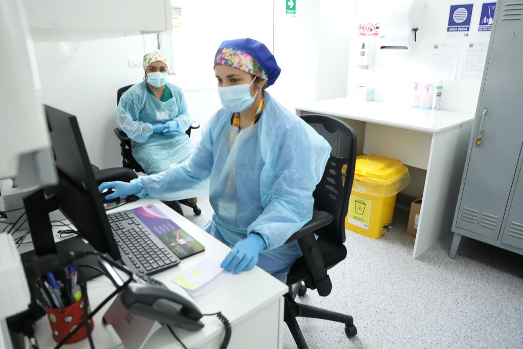 AngloAmericanCL's tweet photo. Hoy fuimos parte de un gran momento para la red de salud de la Región de Valparaíso, junto al #Ministro de Minería @bprokurica y autoridades locales, inaugaramos el laboratorio de muestras PCR del Hospital La Ligua. #JuntosSeguimosAdelante https://t.co/mpVVpQDuPW