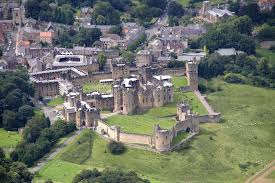 HOGWARTS, se inspira en el castillo de Alnwick, en Northumberland, al norte de Inglaterra. Tiene 700 años de antigüedad y todavía es la residencia de los Duques de Northumberland. Es un patrimonio histórico y hoy en dia unas de sus partes están abiertas al turismo